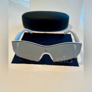 Alo Stunner Sunglasses - Gunmetal/White New NWT